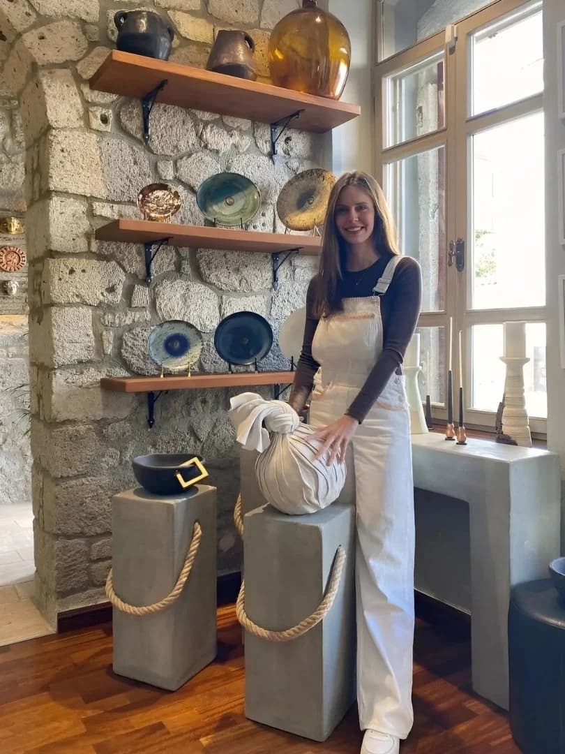 Ece Canlı Background